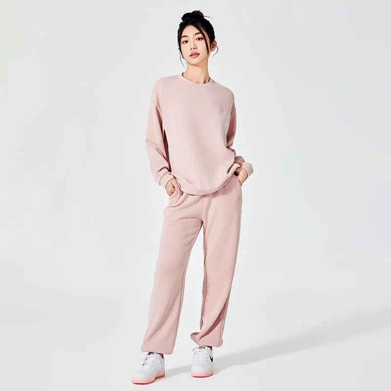 ピンクのカジュアルな女性用スウェットパンツがファッションの中心になっていますか?